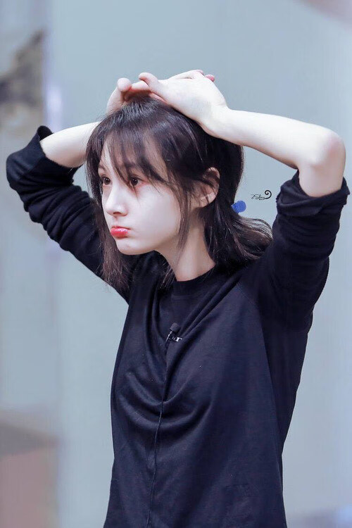 女足比赛意外事件频发，球员团结应对，女足踢比赛