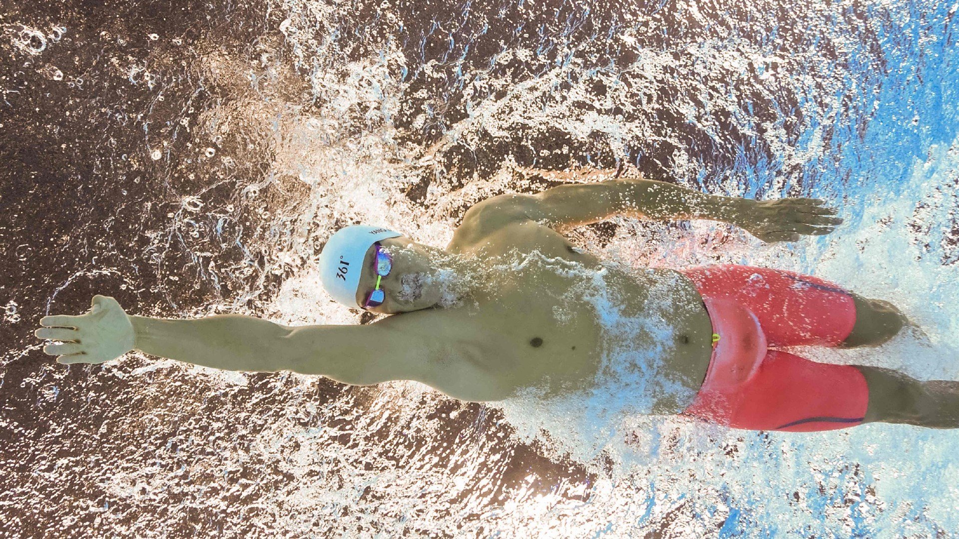 爱游戏大厅-高山滑雪赛：雪地飞驰的速度与激情，高山滑雪视频欣赏